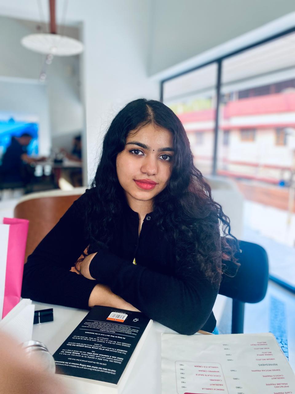 A photo of candidates posing with the clay model they have prepared.